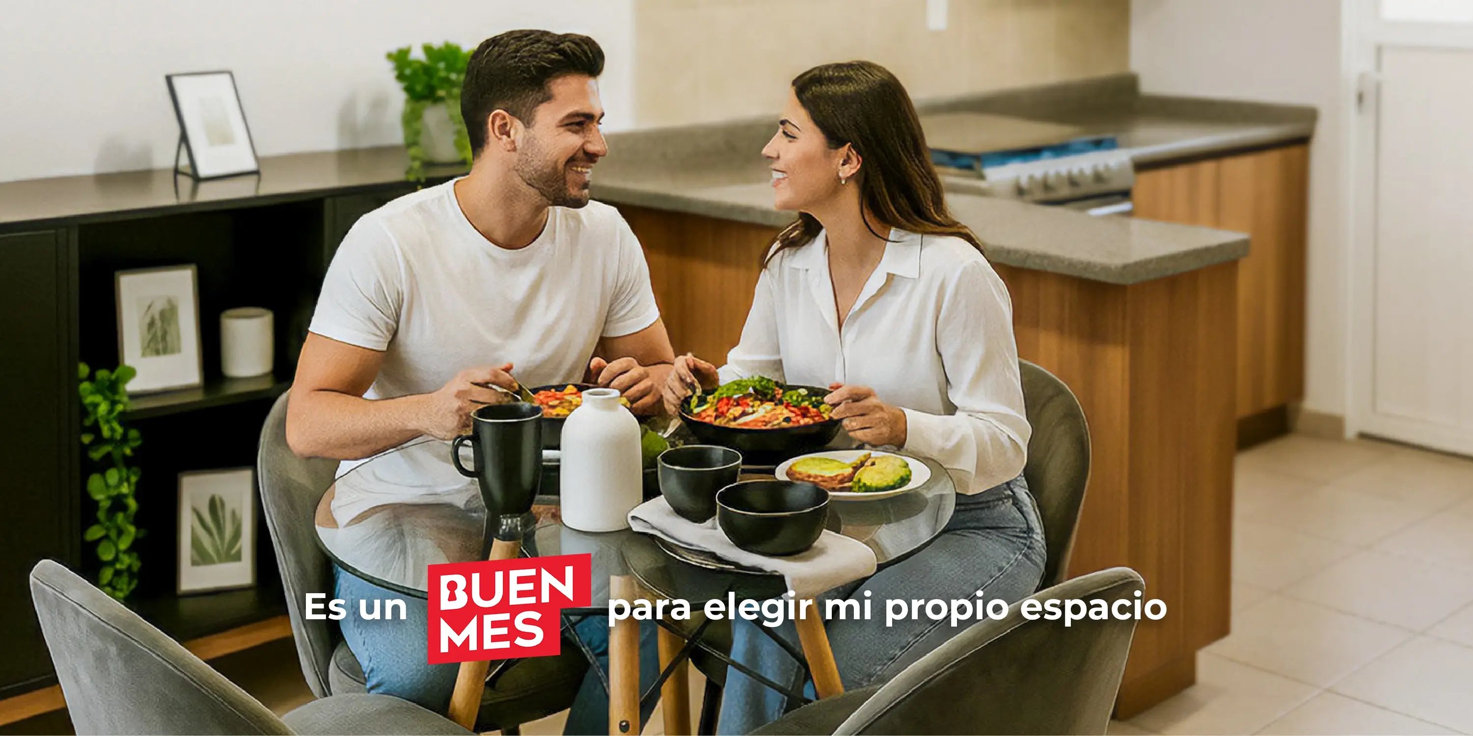 Es un Buen Mes para elegir mi propio espacio  - Pareja disfruta de una comida juntos, en el comedor. Ríen y conversan alegremente.